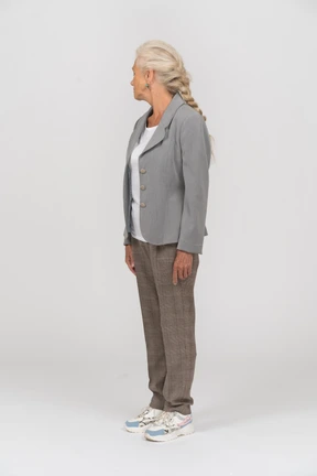 Anciana en traje de pie en el perfil