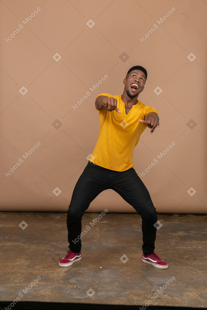 Homme en tenue décontractée debout