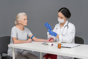 Dottoressa si prepara a prendere il sangue per l'analisi