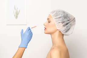 Jeune femme sur le point de recevoir une injection de botox