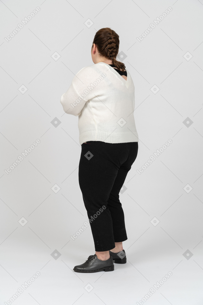 Полная женщина в повседневной одежде стоя