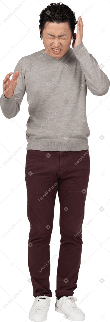 Homme en tenue décontractée debout