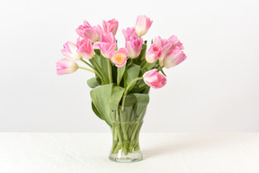 Beau bouquet de tulipes roses