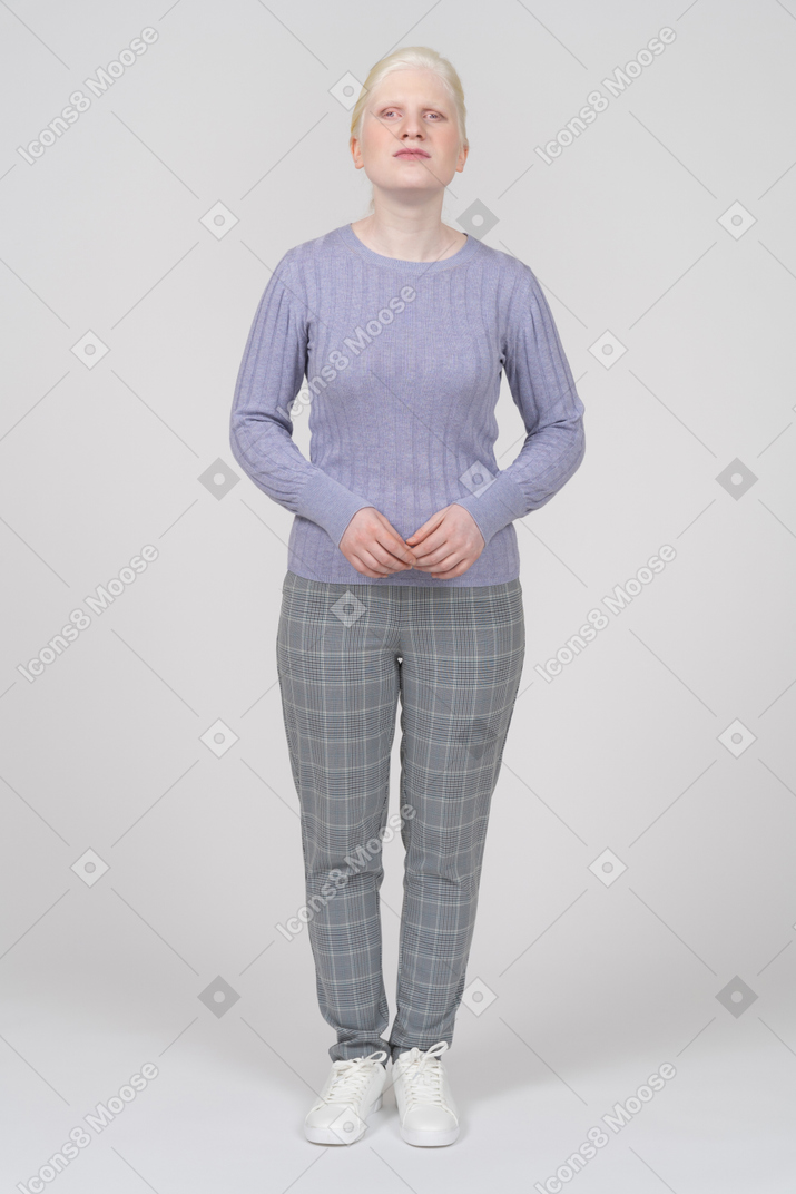 立っているカジュアルな服装の女性の正面図