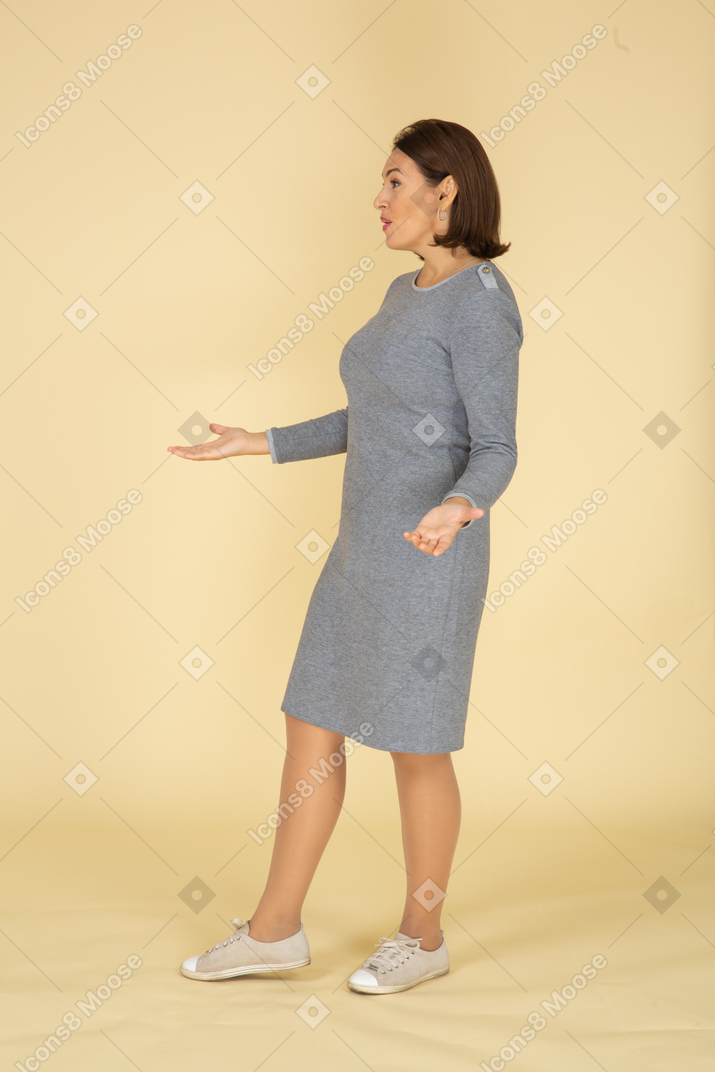 一个穿着灰色裙子的女人的侧视图