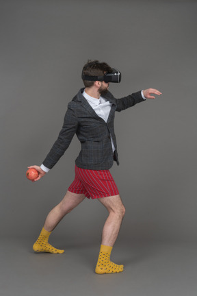 Homme dans un casque vr jetant un objet