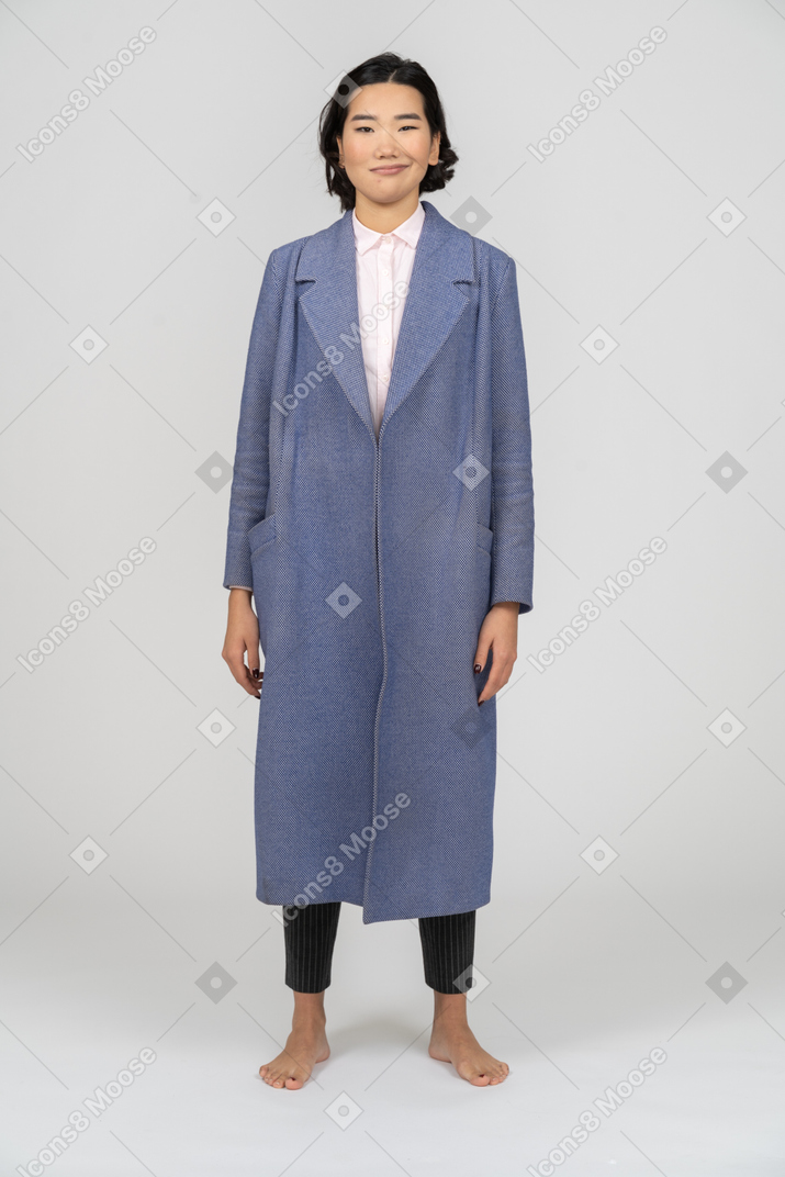 Frau mit selbstgefälligem gesicht und blauem mantel