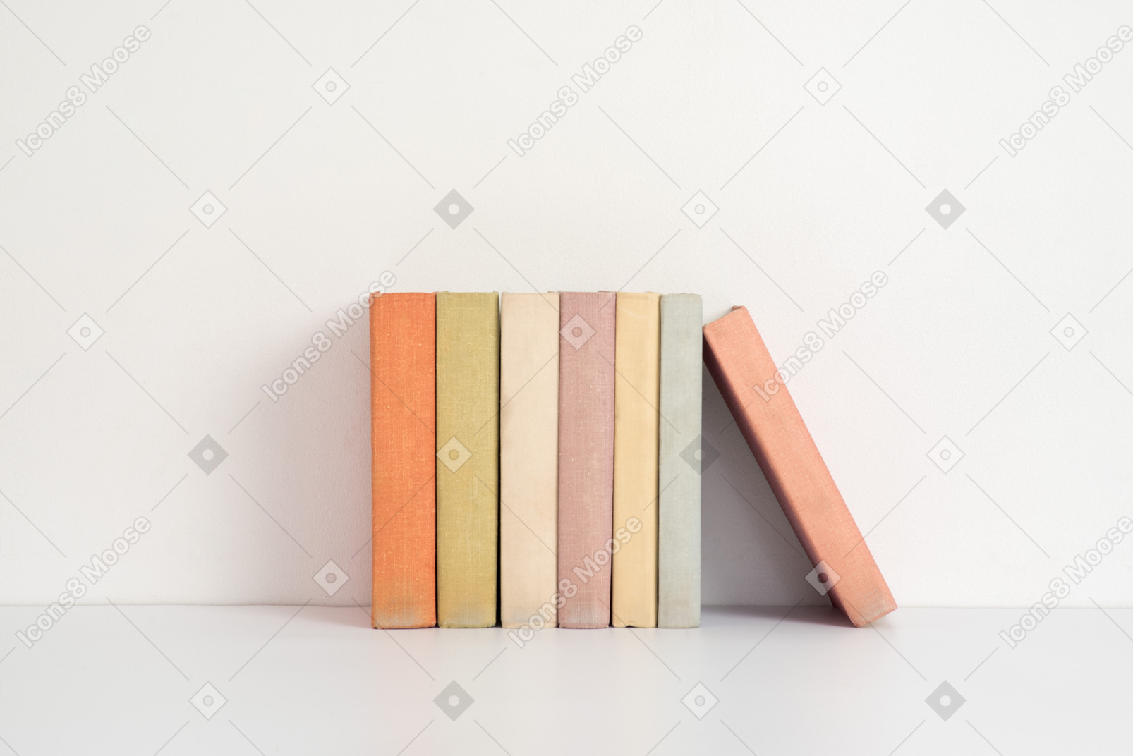 Libros en una fila con un libro que se destaca