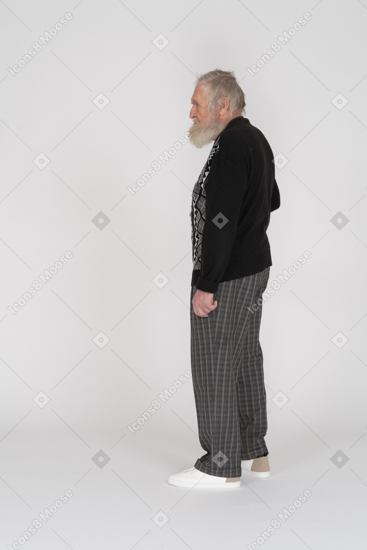 Vue latérale d'un vieil homme debout dans des vêtements décontractés