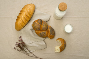 Beau petit déjeuner à la campagne