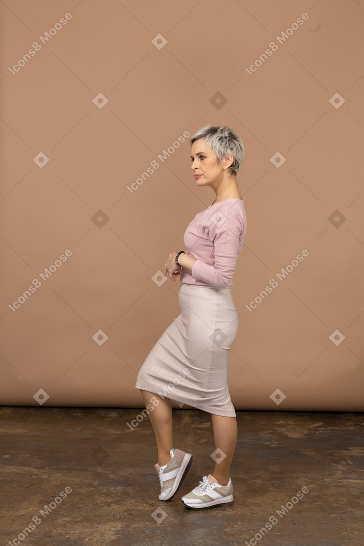 Mulher com roupas casuais posando de perfil