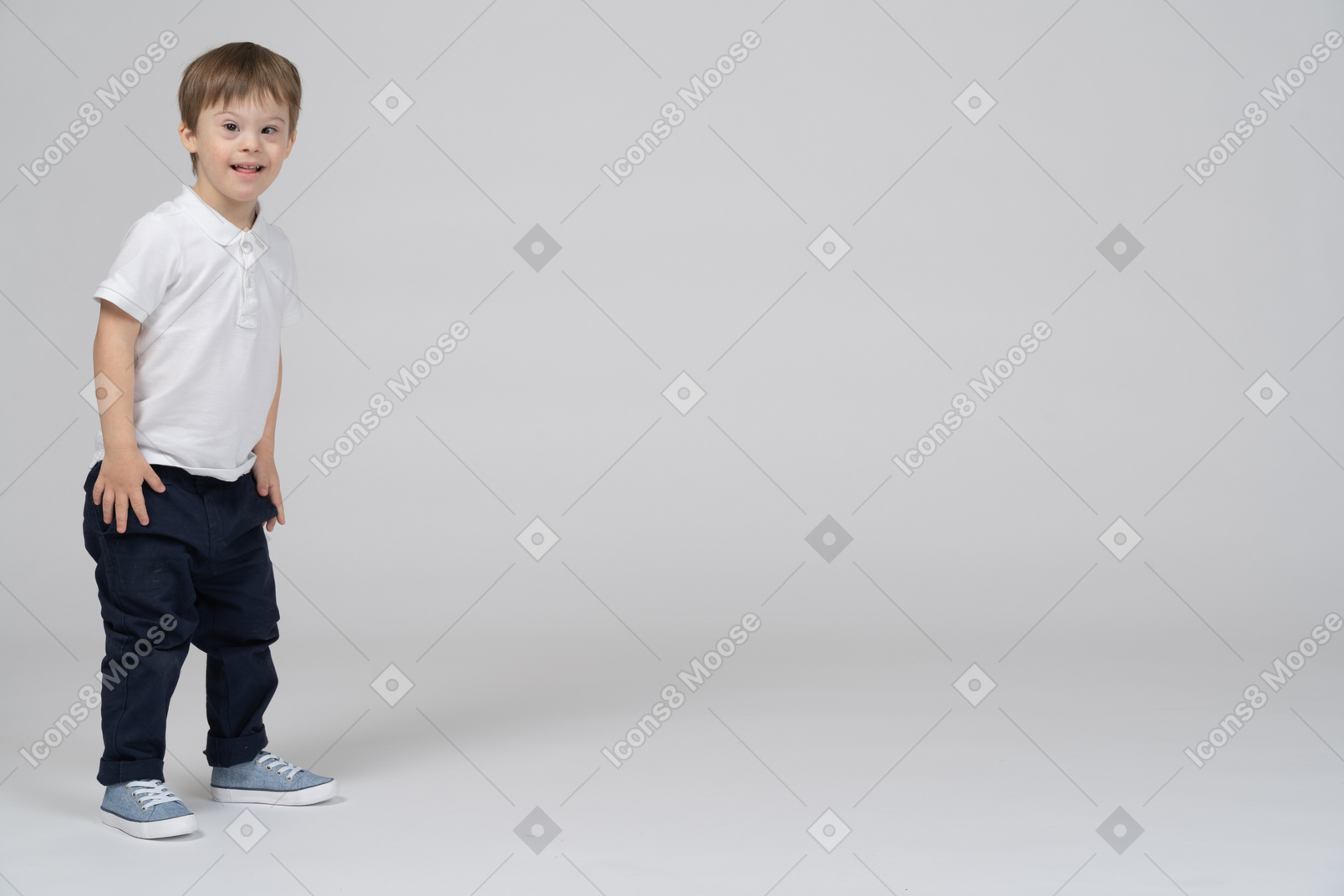 Улыбающийся маленький мальчик в повседневной одежде