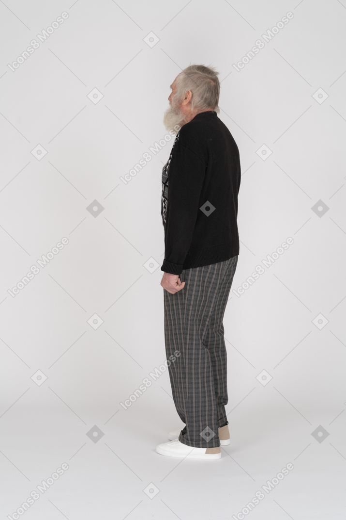 Vue latérale d'un homme âgé regardant loin