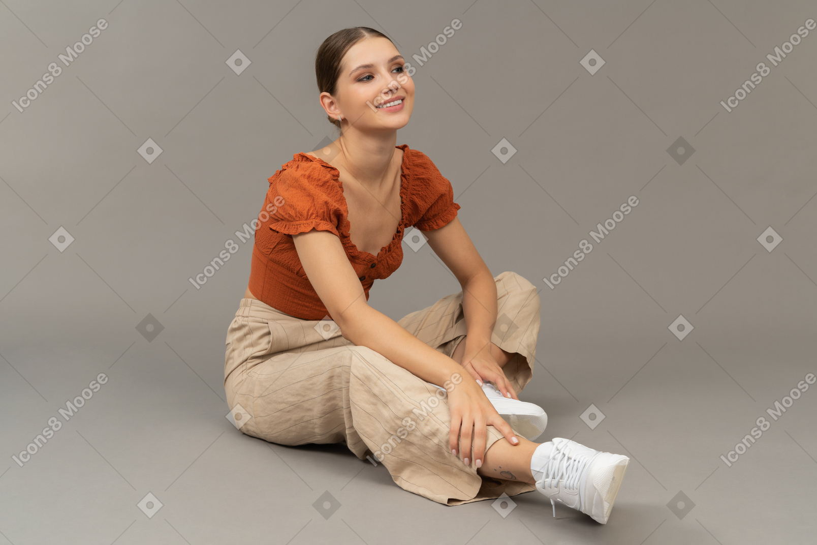 젊은 여자는 바닥에 앉아