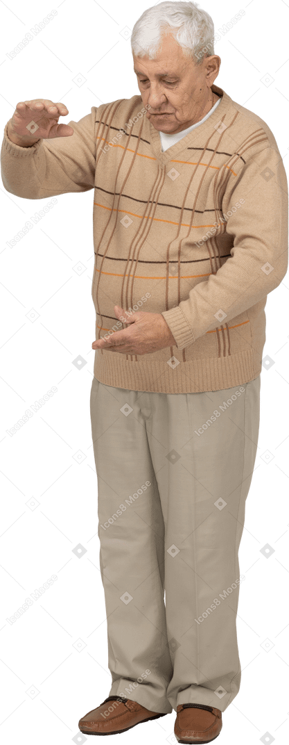 一位穿着休闲服的老人的正面图，显示某物的大小