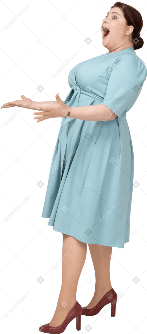 Vista lateral de uma mulher impressionada em um vestido azul