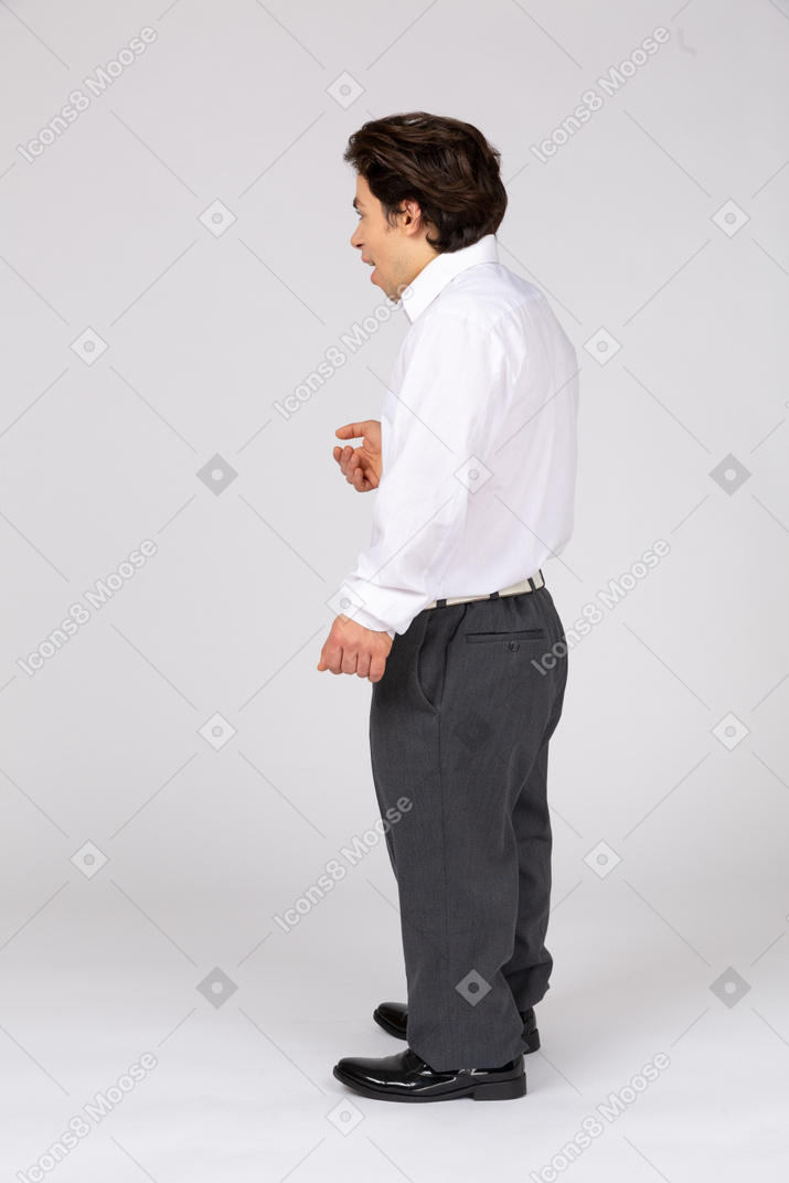 Vista lateral de un hombre con ropa formal hablando