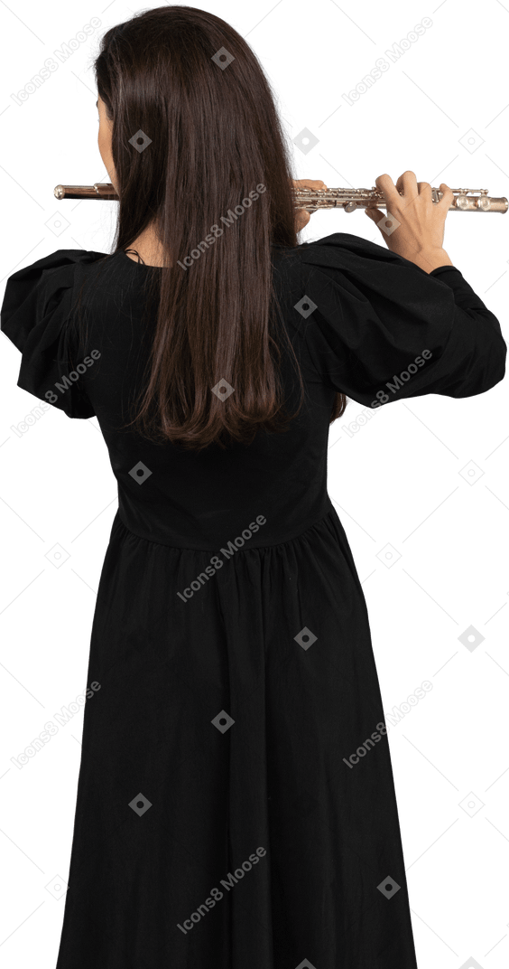 フルートを演奏する黒いドレスを着た若い女性の黒いビュー