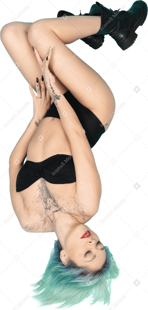 Donna sensuale in lingerie nera sdraiato sul pavimento