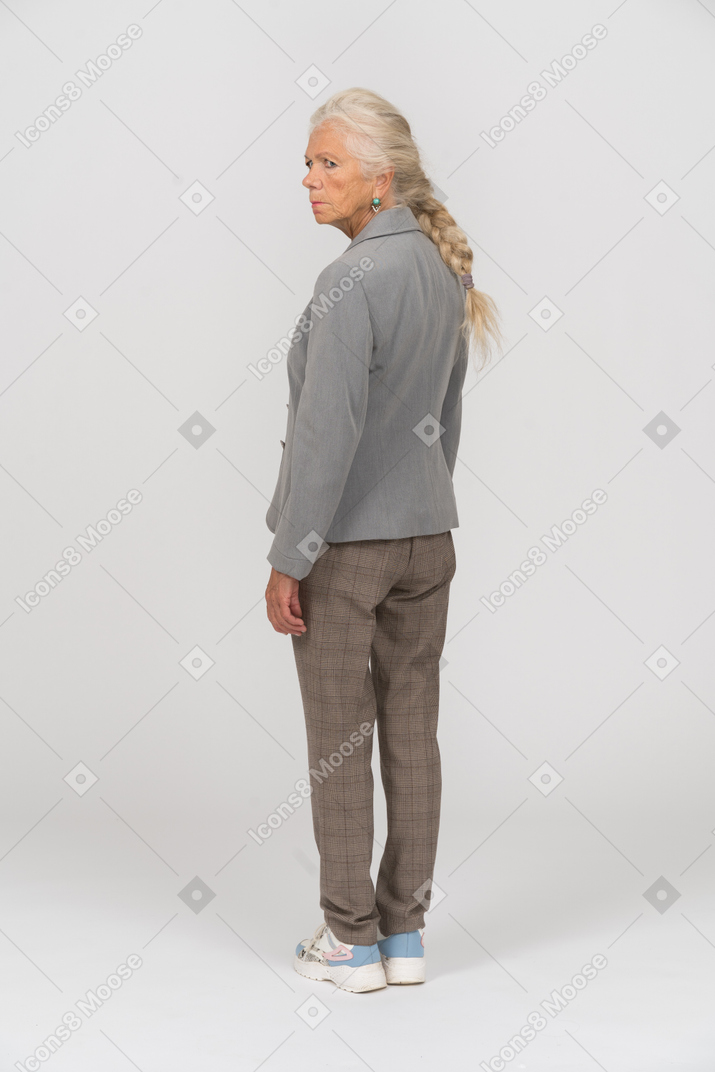 灰色のジャケットを着た老婆の背面図