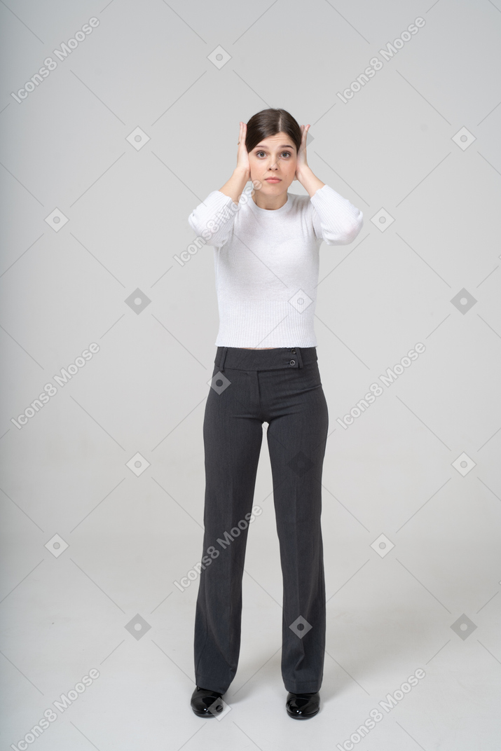 Vista frontale di una donna che copre le orecchie con le mani
