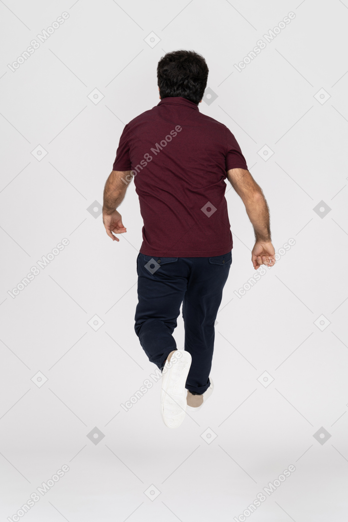 Homem pulando