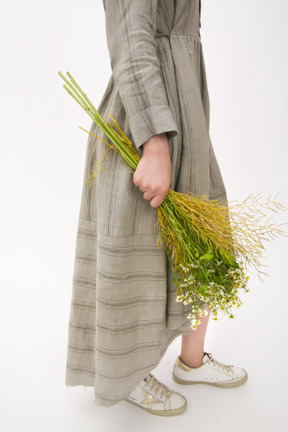 Manos femeninas con ramo de flores de campo