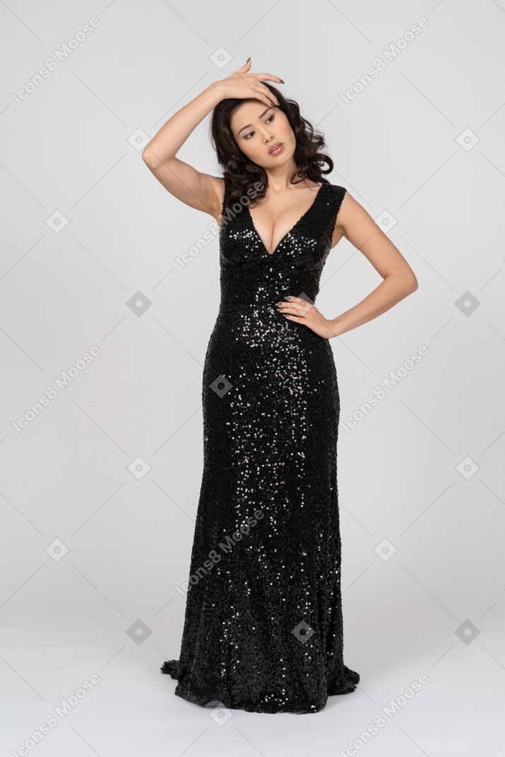 黒のイブニングドレスを着ている女性