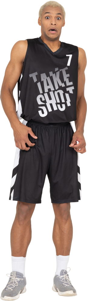 Vista frontal de un joven jugador de baloncesto conmocionado