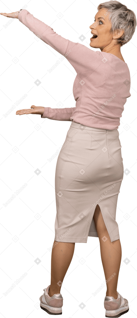 何かのサイズを示すカジュアルな服装の女性の背面図
