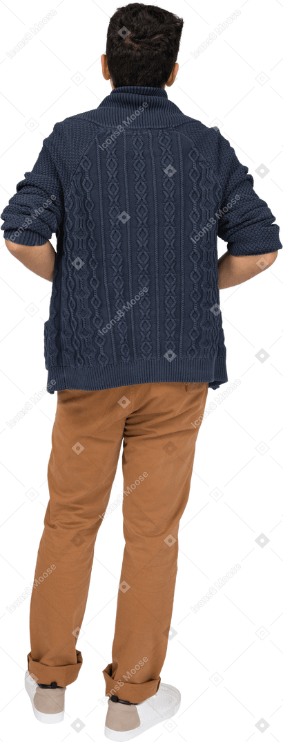 Homme en tenue décontractée debout