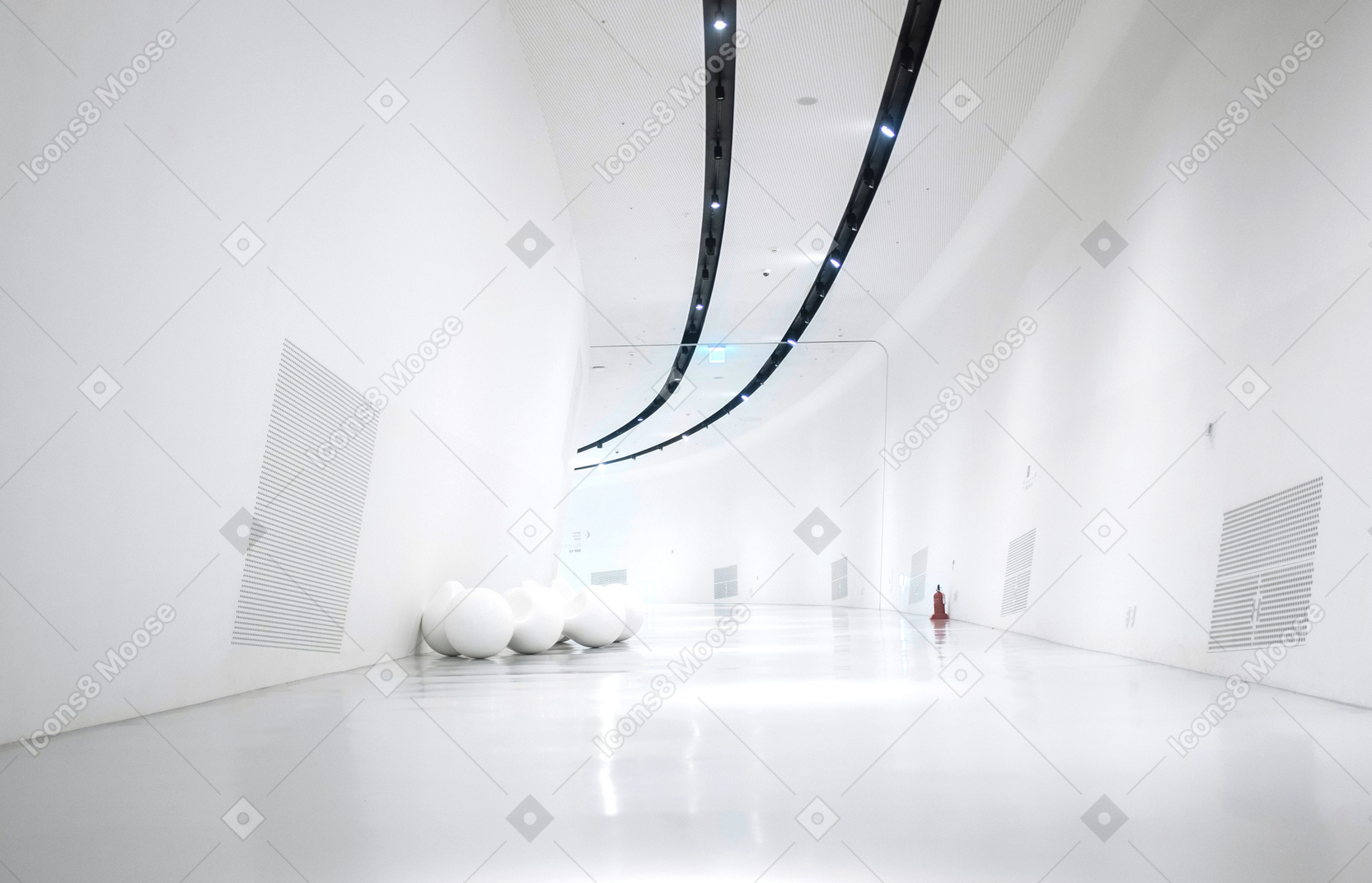 빛이 가득한 현대 흰색 복도