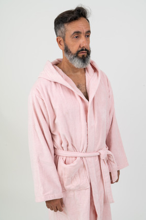 Homme mûr en robe rose