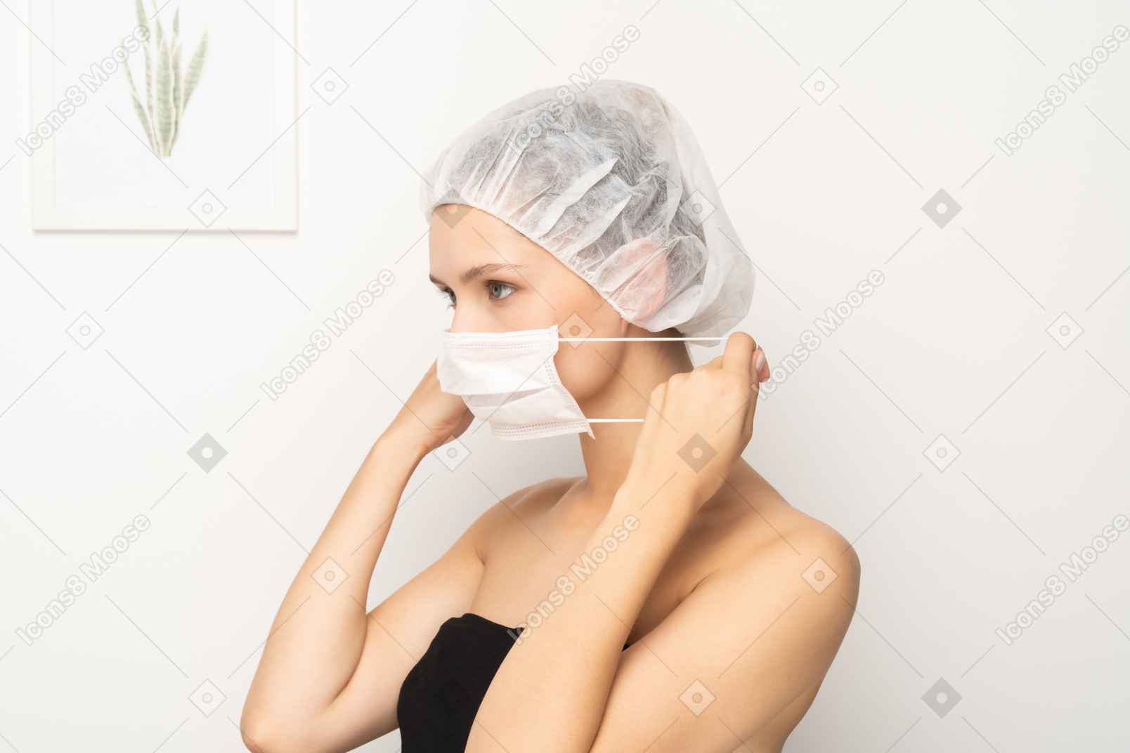Femme mettant un masque