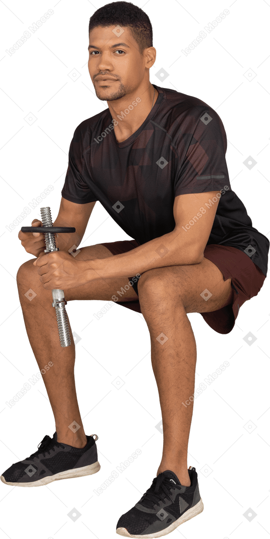 Jeune homme en tenue de sport assis
