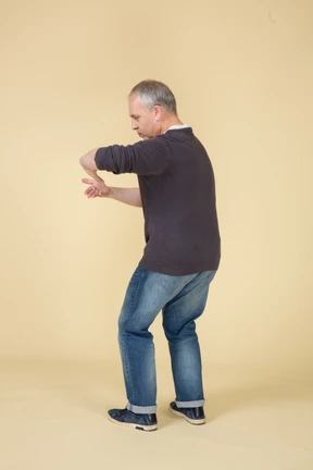 Hombre en ropa casual posando
