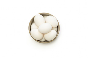 セラミック ボウルに白い鶏の卵