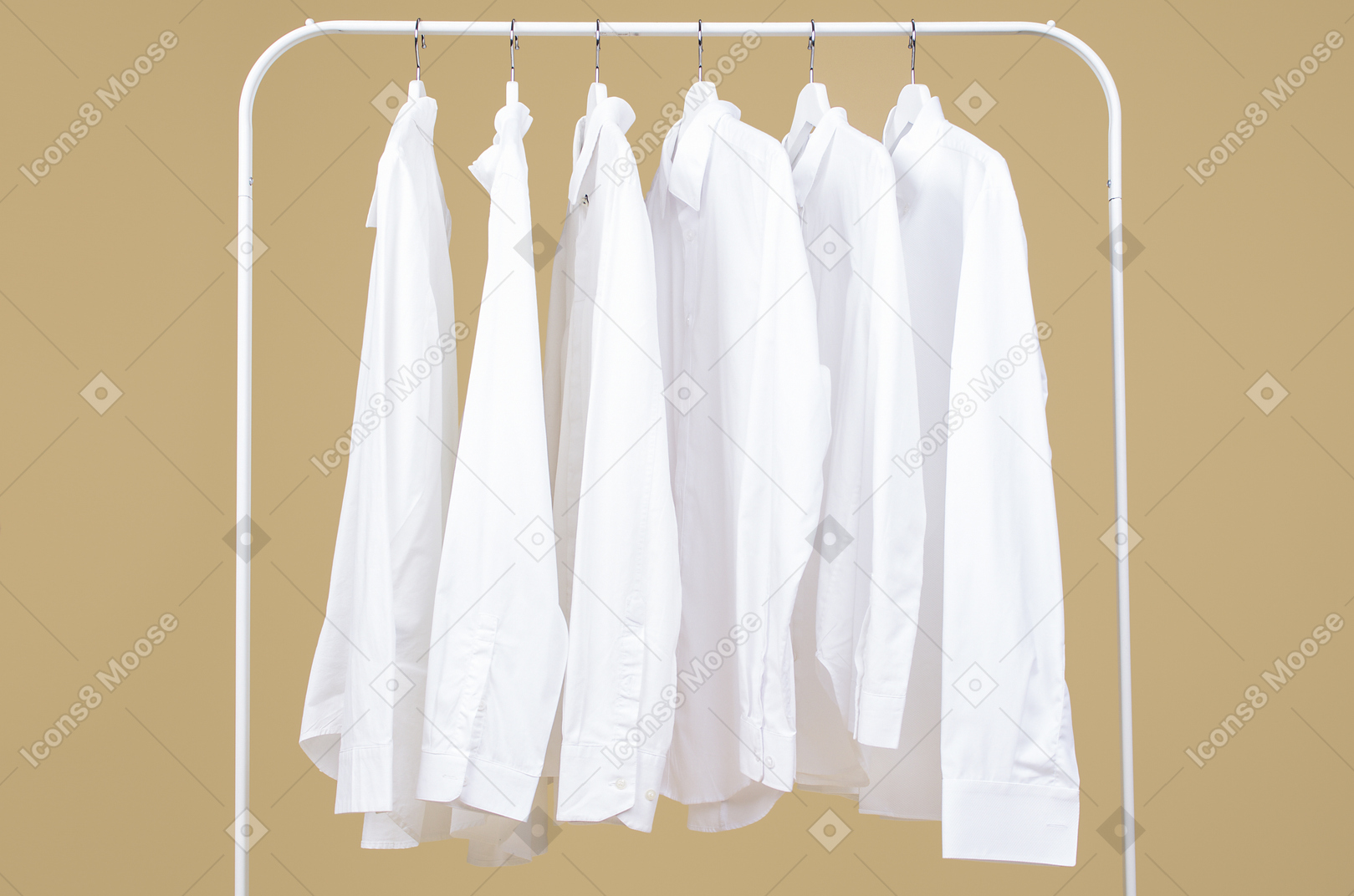 Белые рубашки на вешалках на ранге