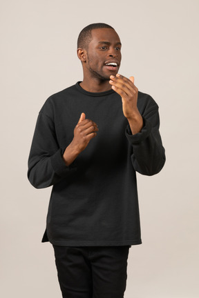Homme en vêtements noirs touchant son menton