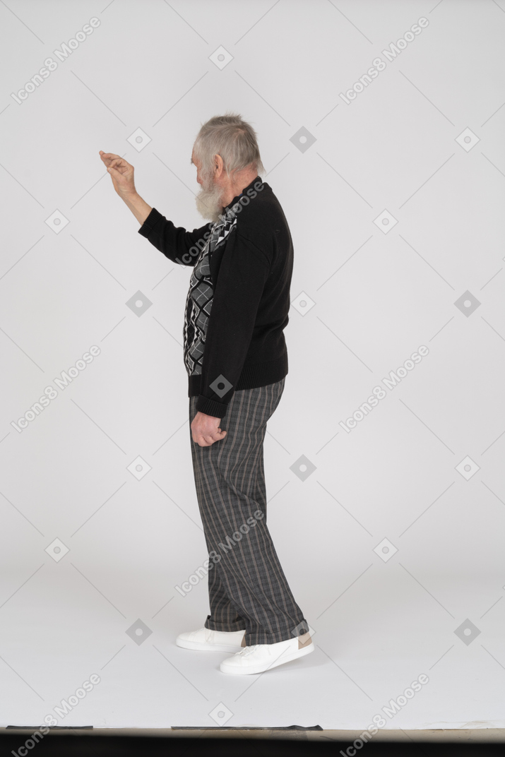 Vue latérale du vieil homme montrant un geste correct