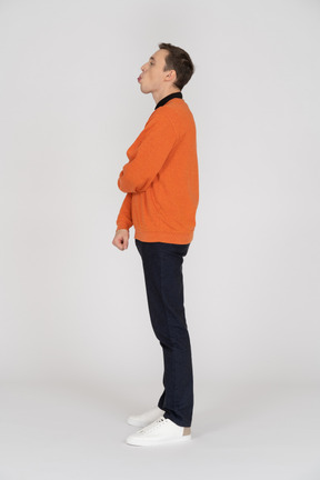 Vista lateral de um homem de suéter laranja