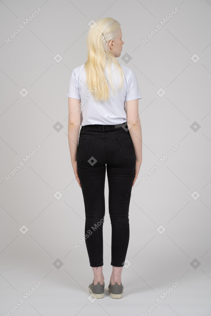 Vista traseira de uma garota de cabelos compridos em roupas casuais