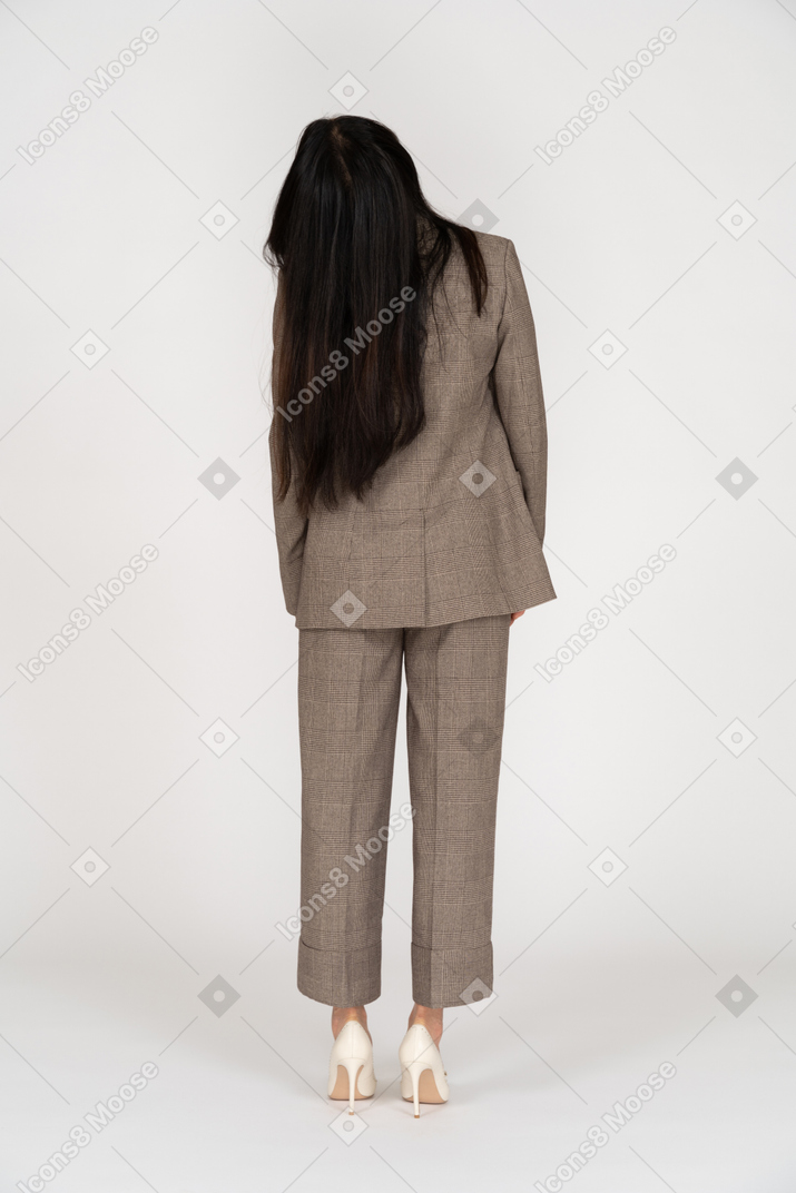 Vista posterior, de, un, señorita, en, marrón, traje de negocios, inclinar la cabeza