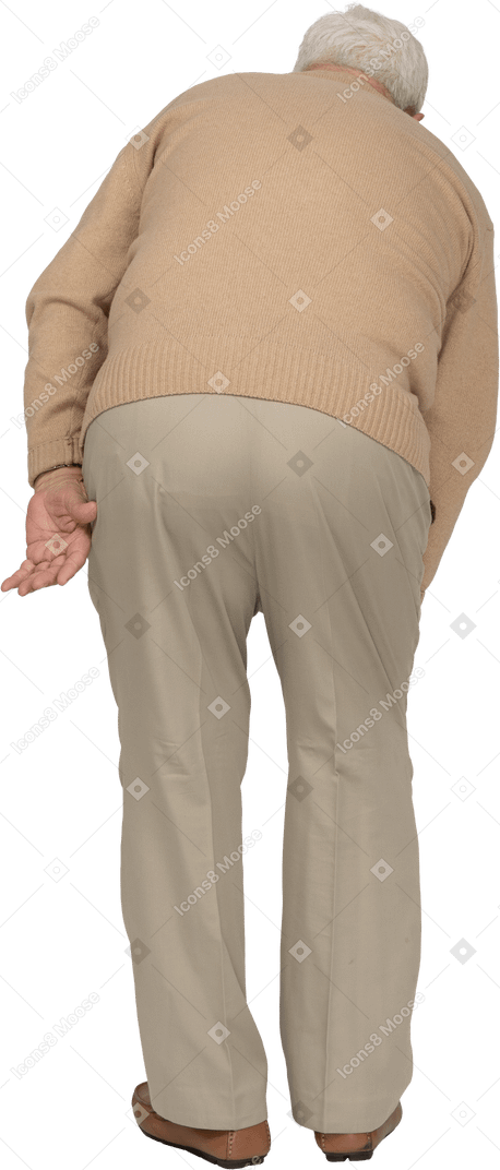 Vista trasera de un anciano con ropa informal agachándose y tocando la rodilla