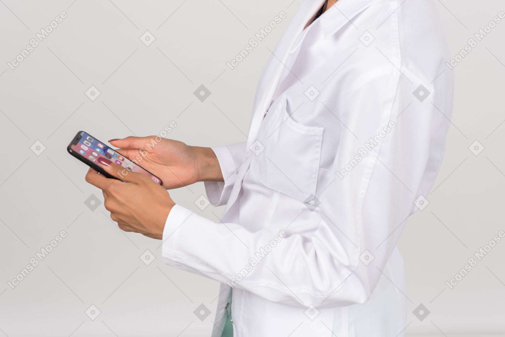 Doctora sosteniendo un teléfono inteligente