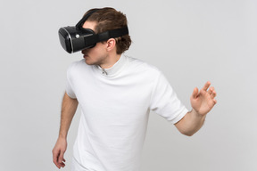 Uomo con le cuffie da realtà virtuale che guarda qualcosa