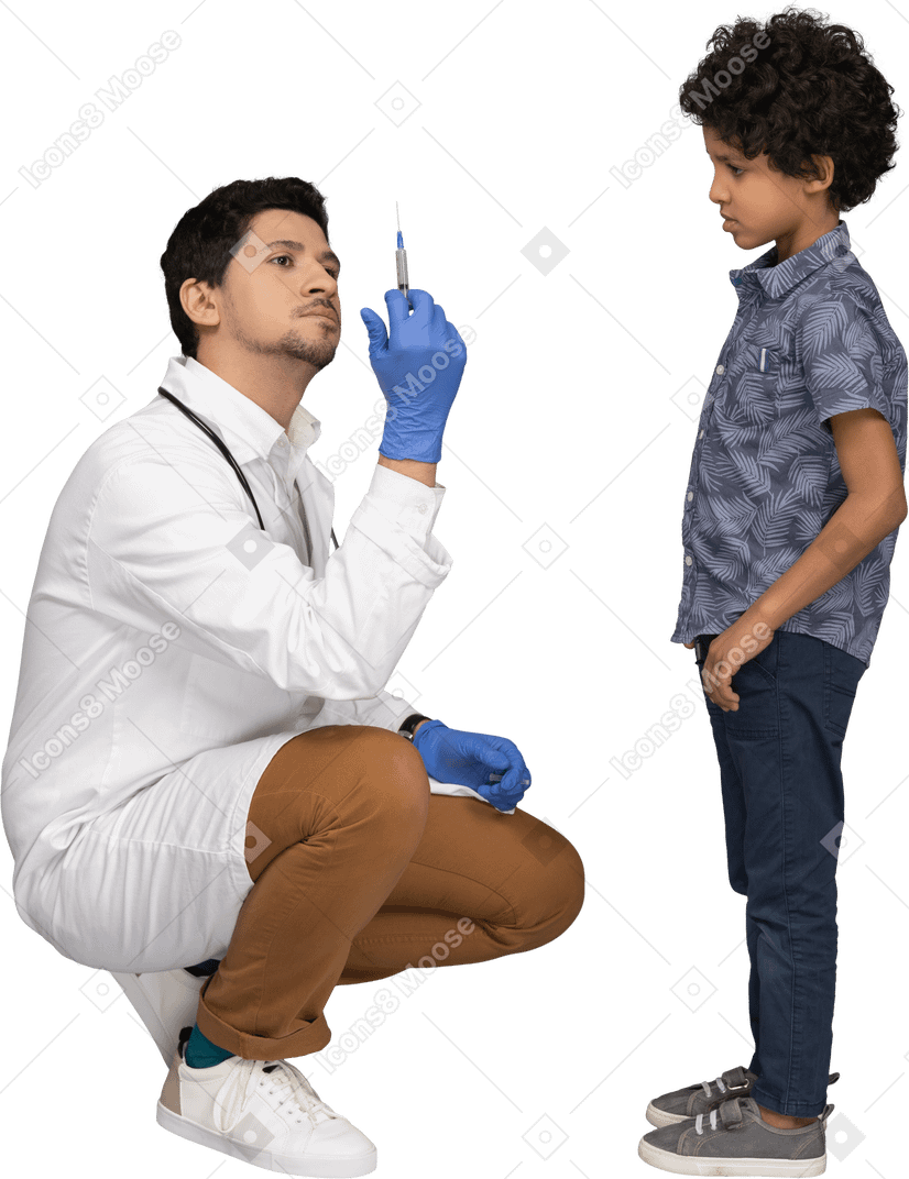 Médico mostrando seringa para um menino