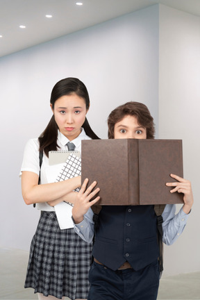 Studenti delle scuole in piedi nel corridoio