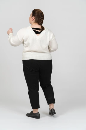 Mujer de talla grande en ropa casual de pie