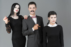 Famiglia di addams che stanno insieme